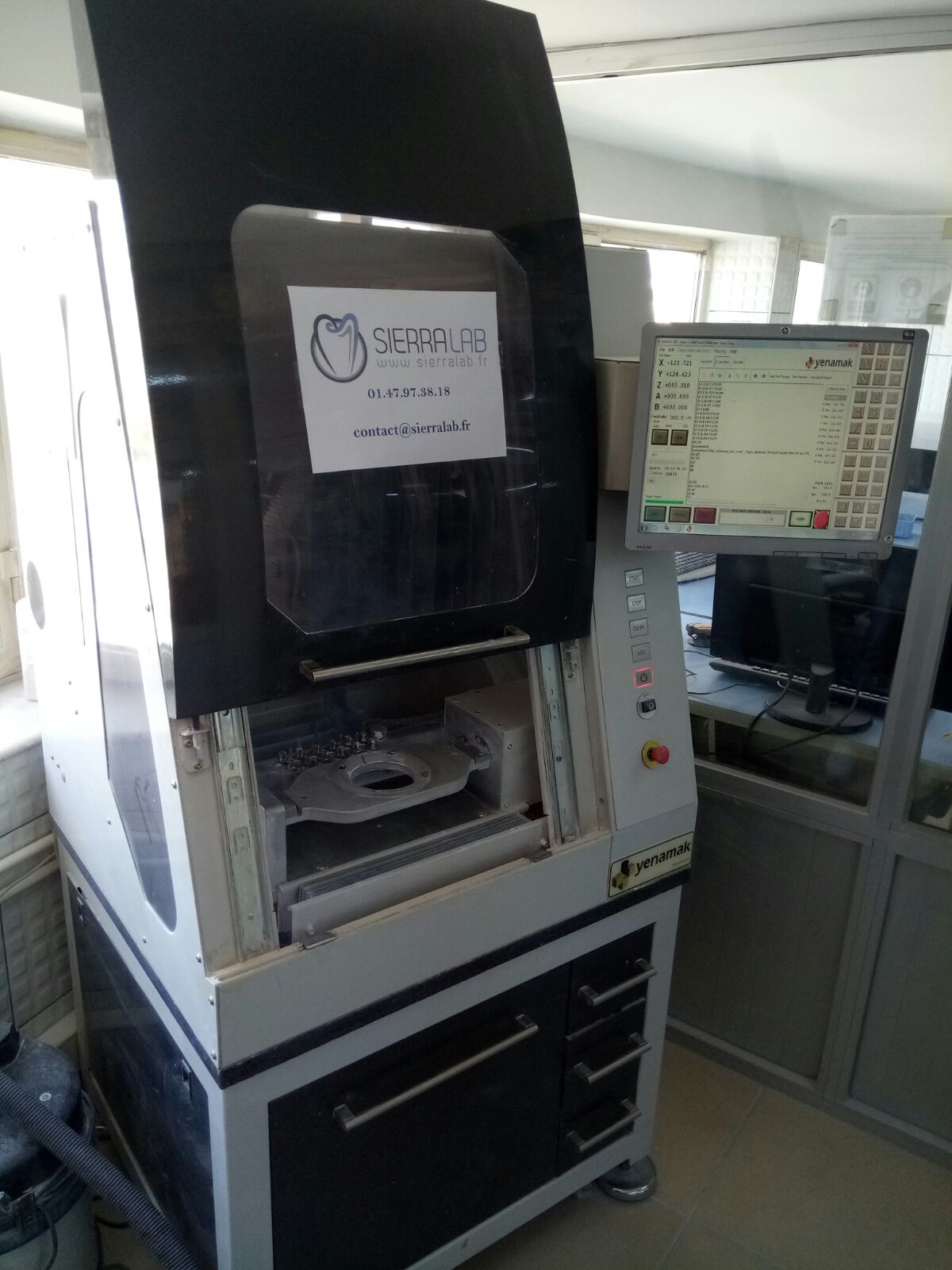 Fraiseuse numérique avec panneau de commande et logo SierraLab