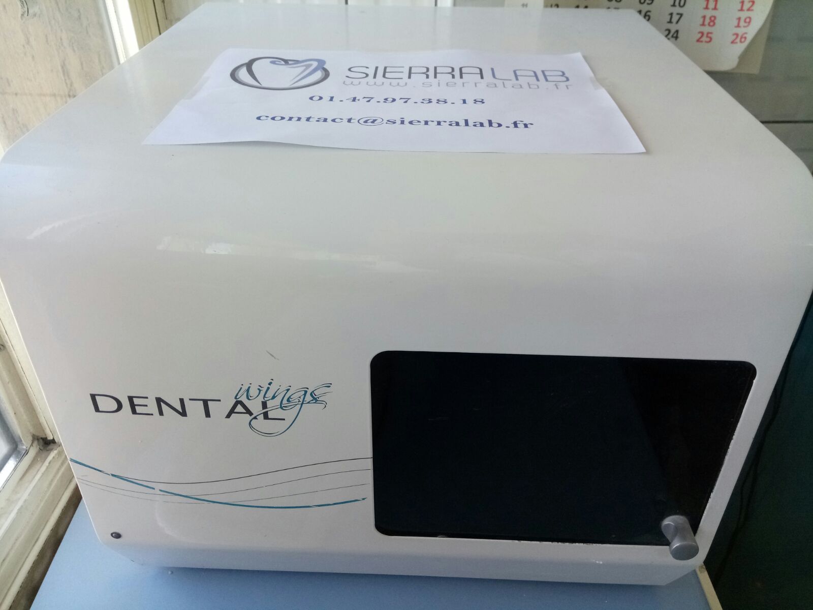 Équipement Dental Wings avec logo SierraLab posé sur le dessus