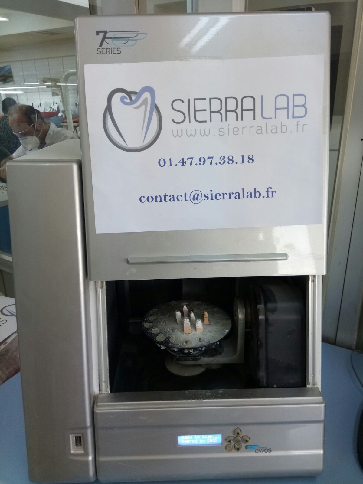 Équipement de laboratoire avec logo SierraLab et prothèses en cours de fabrication